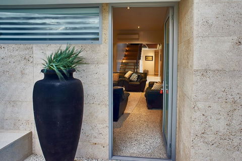 The Urban Beach House - Rental Cars 6