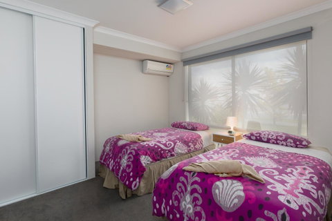 Rainbow Dream House - Rental Cars 14