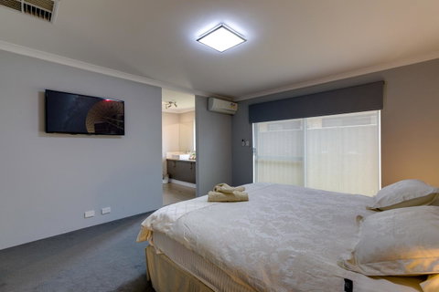 Rainbow Dream House - Rental Cars 7