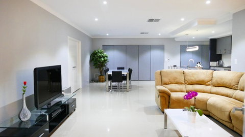Rainbow Dream House - Rental Cars 9