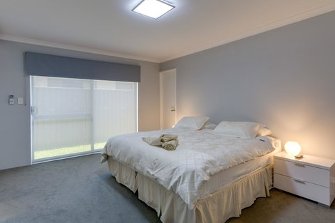 Rainbow Dream House - Rental Cars 6
