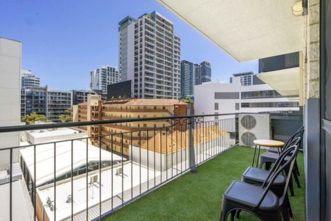 Oversized Eastend Sleeps 6 Free PARKING+POOL WIFI - Rental Cars 36
