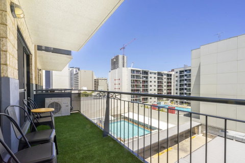 Oversized Eastend Sleeps 6 Free PARKING+POOL WIFI - Rental Cars 22