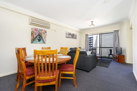 Oversized Eastend Sleeps 6 Free PARKING+POOL WIFI - Rental Cars 5