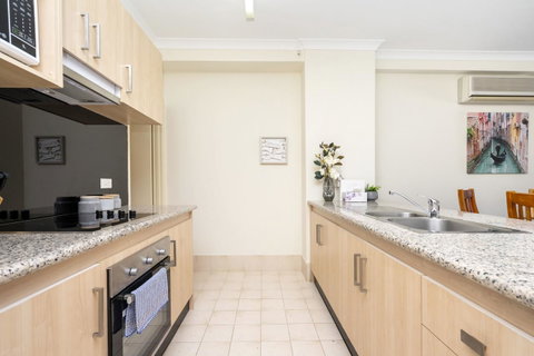 Oversized Eastend Sleeps 6 Free PARKING+POOL WIFI - Rental Cars 3