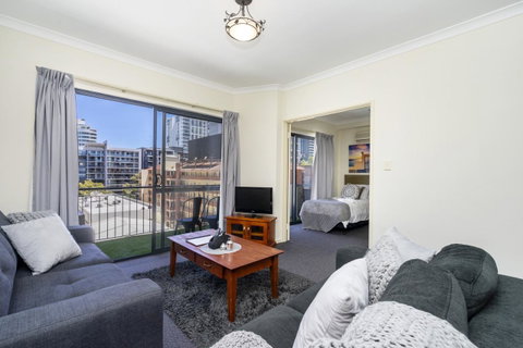 Oversized Eastend Sleeps 6 Free PARKING+POOL WIFI - Rental Cars 0
