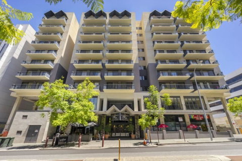 Oversized Eastend Sleeps 6 Free PARKING+POOL WIFI - Rental Cars 38
