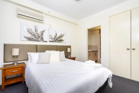 Oversized Eastend Sleeps 6 Free PARKING+POOL WIFI - Rental Cars 34