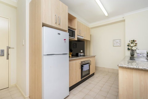 Oversized Eastend Sleeps 6 Free PARKING+POOL WIFI - Rental Cars 17