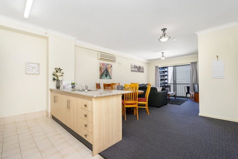 Oversized Eastend Sleeps 6 Free PARKING+POOL WIFI - Rental Cars 2