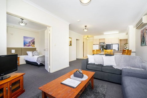 Oversized Eastend Sleeps 6 Free PARKING+POOL WIFI - Rental Cars 42