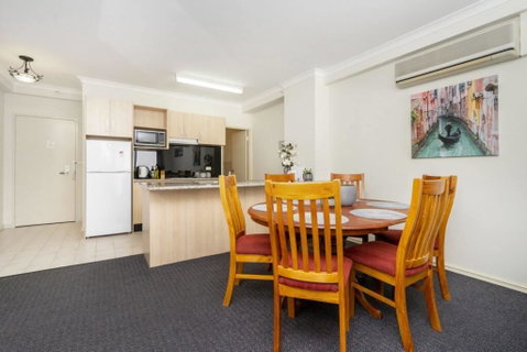 Oversized Eastend Sleeps 6 Free PARKING+POOL WIFI - Rental Cars 27