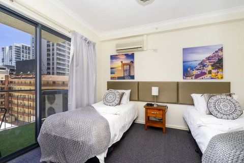 Oversized Eastend Sleeps 6 Free PARKING+POOL WIFI - Rental Cars 1