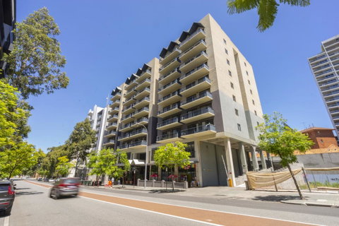 Oversized Eastend Sleeps 6 Free PARKING+POOL WIFI - Rental Cars 25