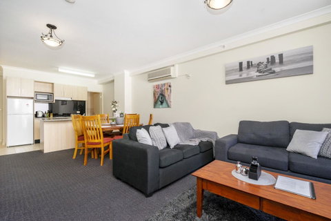 Oversized Eastend Sleeps 6 Free PARKING+POOL WIFI - Rental Cars 7