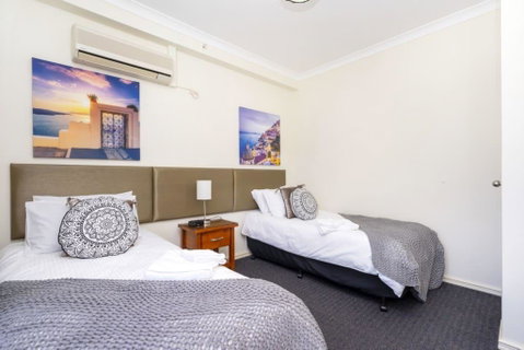 Oversized Eastend Sleeps 6 Free PARKING+POOL WIFI - Rental Cars 28