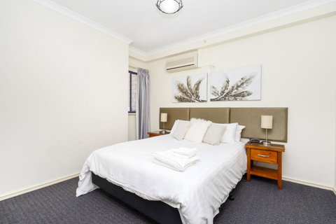 Oversized Eastend Sleeps 6 Free PARKING+POOL WIFI - Rental Cars 11