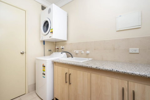 Oversized Eastend Sleeps 6 Free PARKING+POOL WIFI - Rental Cars 12