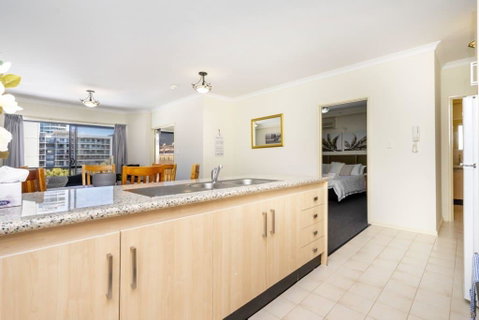 Oversized Eastend Sleeps 6 Free PARKING+POOL WIFI - Rental Cars 39