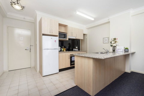 Oversized Eastend Sleeps 6 Free PARKING+POOL WIFI - Rental Cars 10