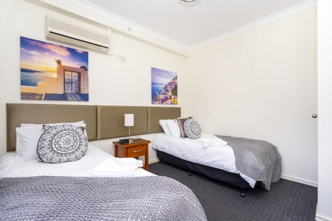 Oversized Eastend Sleeps 6 Free PARKING+POOL WIFI - Rental Cars 19