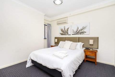 Oversized Eastend Sleeps 6 Free PARKING+POOL WIFI - Rental Cars 41