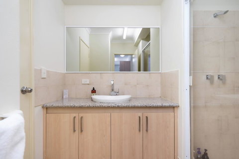 Oversized Eastend Sleeps 6 Free PARKING+POOL WIFI - Rental Cars 26