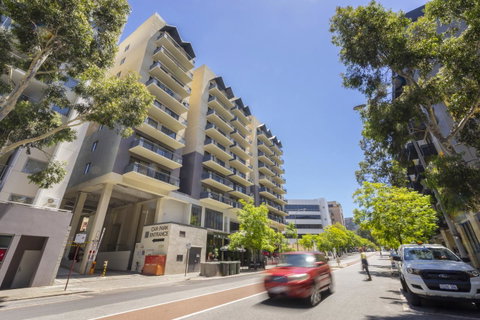 Oversized Eastend Sleeps 6 Free PARKING+POOL WIFI - Rental Cars 24