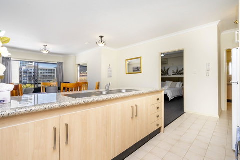 Oversized Eastend Sleeps 6 Free PARKING+POOL WIFI - Rental Cars 4
