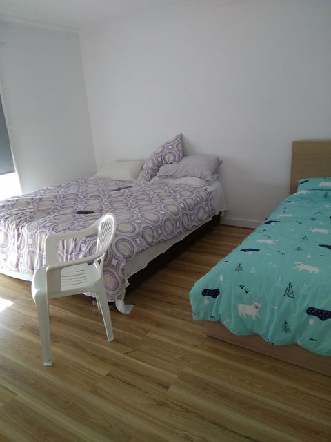 DIANELLA Budget Rooms Happy Place To Stay - Rental Cars 13