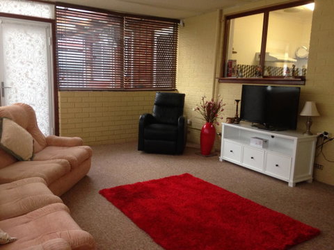 â˜… Stylish Family Home! â˜… - Rental Cars 3
