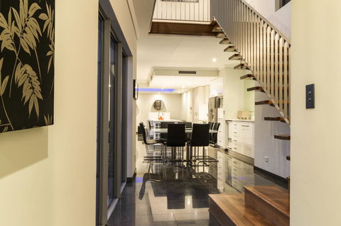 Ambar Villa Between City And Freo - Rental Cars 17