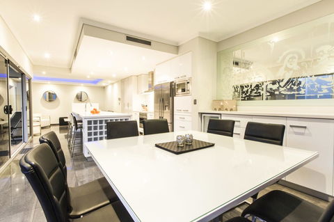 Ambar Villa Between City And Freo - Rental Cars 10