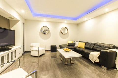 Ambar Villa Between City And Freo - Rental Cars 5