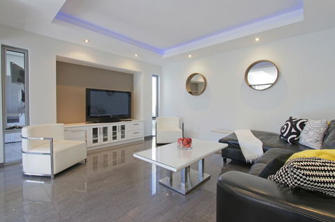 Ambar Villa Between City And Freo - Rental Cars 2