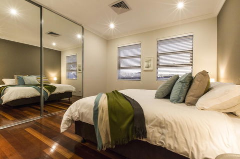Ambar Villa Between City And Freo - Rental Cars 8