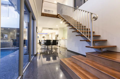 Ambar Villa Between City And Freo - Rental Cars 14