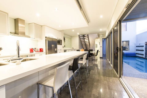 Ambar Villa Between City And Freo - Rental Cars 13
