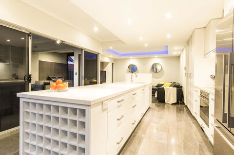 Ambar Villa Between City And Freo - Rental Cars 11