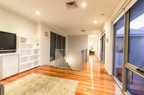 Ambar Villa Between City And Freo - Rental Cars 9