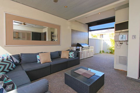 Ambar Villa Between City And Freo - Rental Cars 1