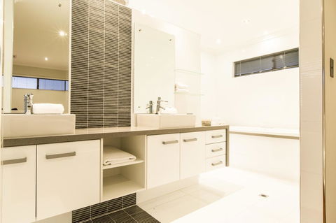 Ambar Villa Between City And Freo - Rental Cars 25