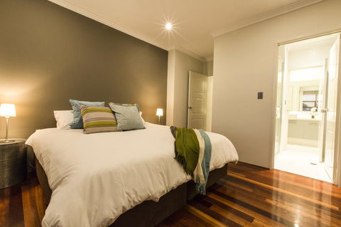 Ambar Villa Between City And Freo - Rental Cars 7