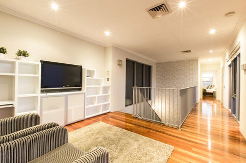 Ambar Villa Between City And Freo - Rental Cars 26