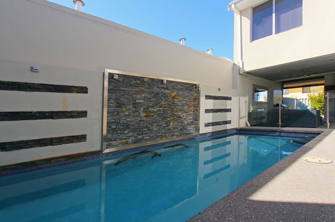 Ambar Villa Between City And Freo - Rental Cars 3