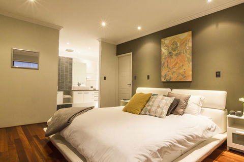 Ambar Villa Between City And Freo - Rental Cars 24