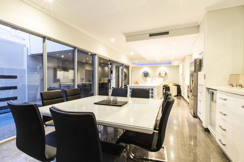 Ambar Villa Between City And Freo - Rental Cars 6