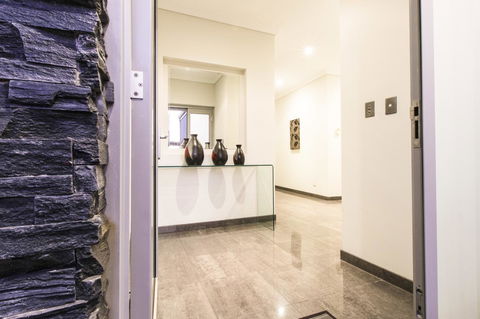 Ambar Villa Between City And Freo - Rental Cars 22