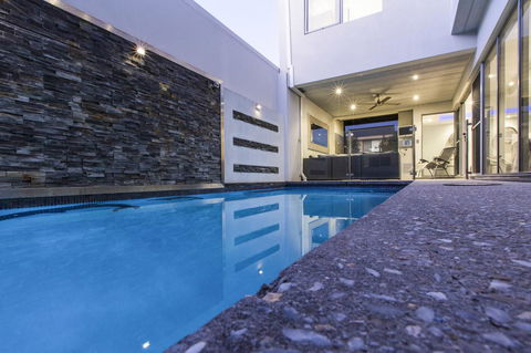 Ambar Villa Between City And Freo - Rental Cars 4