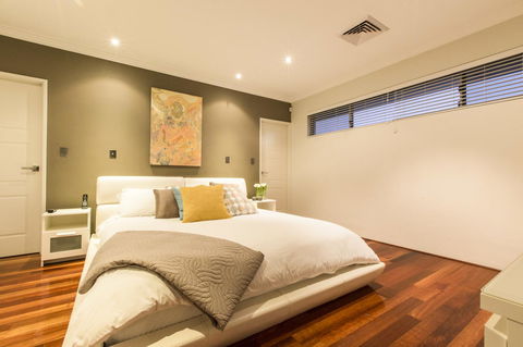 Ambar Villa Between City And Freo - Rental Cars 0